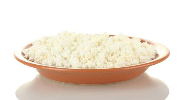 Τυρί cottage σε ένα πιάτο που απομονώνονται σε λευκό — Φωτογραφία Αρχείου