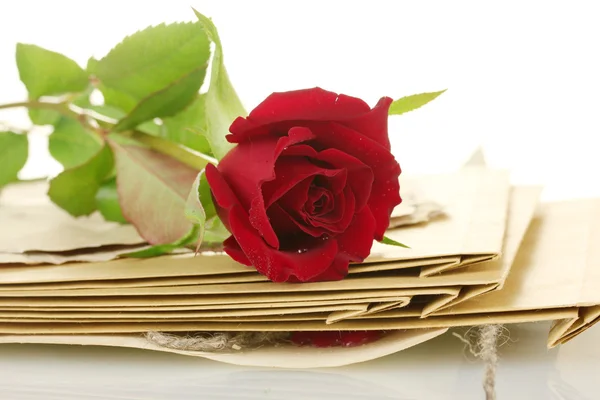 Les vieux parchemins et les lettres avec une rose sur fond blanc close-up — Photo
