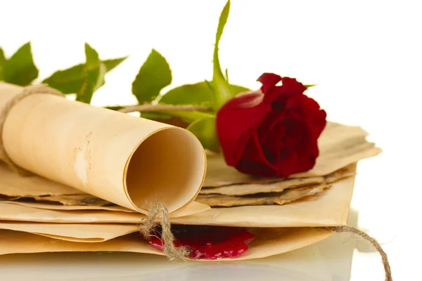 Stare pergaminy i listów z różą na białe tło zbliżenie — Zdjęcie stockowe