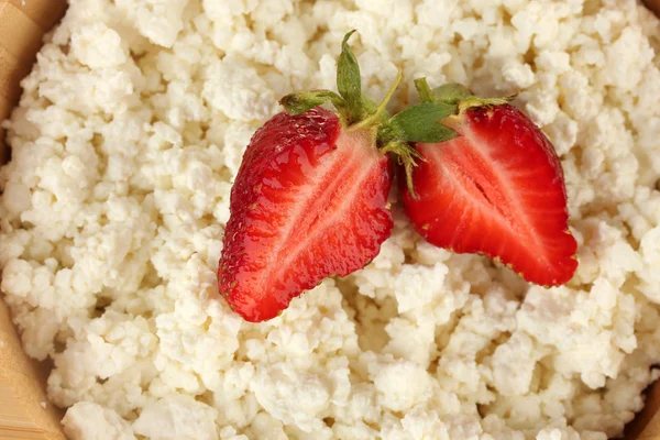 Cottage cheese with strawberry in wooden bowl close-up — Stock Photo, Image