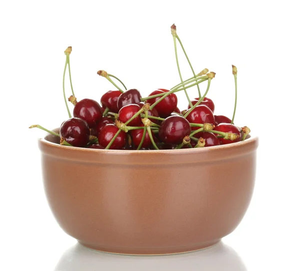 Спелые ягоды вишни в чаше изолированы на белом — стоковое фото