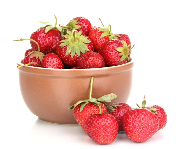 Söt mogna jordgubbar i glasskål isolerad på vit — Stockfoto