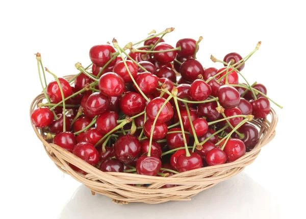 成熟的樱桃浆果在篮子上白色隔离 — 图库照片