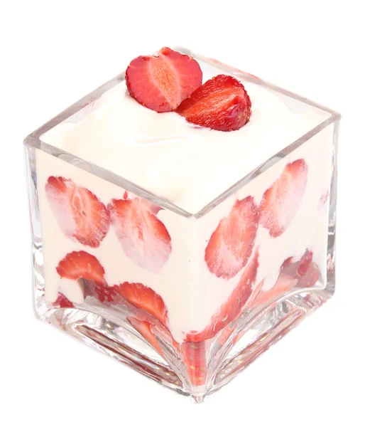 Mogna jordgubbar med grädde isolerade på vitt glas — Stockfoto