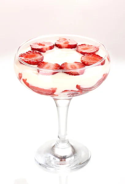 白で隔離されるクリームと熟したイチゴのガラス — ストック写真