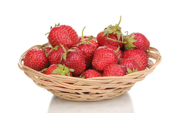 Söt mogna jordgubbar i korg isolerad på vit — Stockfoto