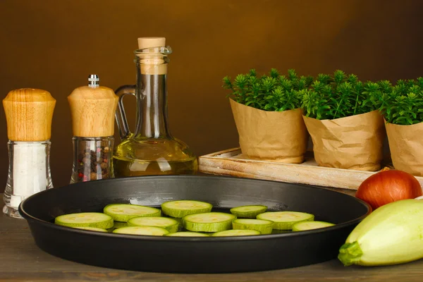 スカッシュ茶色の背景のクローズ アップの木製のテーブルの上のパンのスライス — ストック写真