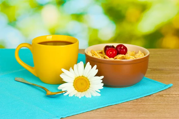 Gustosi cereali con ciliegie per la prima colazione sul tavolo di legno su sfondo verde — Foto Stock