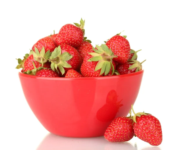 Söt mogna jordgubbar i skål isolerad på vit — Stockfoto