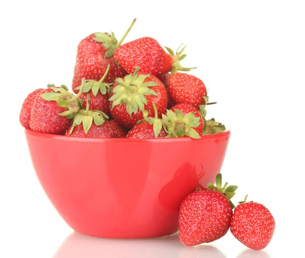 Fresas maduras dulces en un tazón aislado sobre blanco —  Fotos de Stock