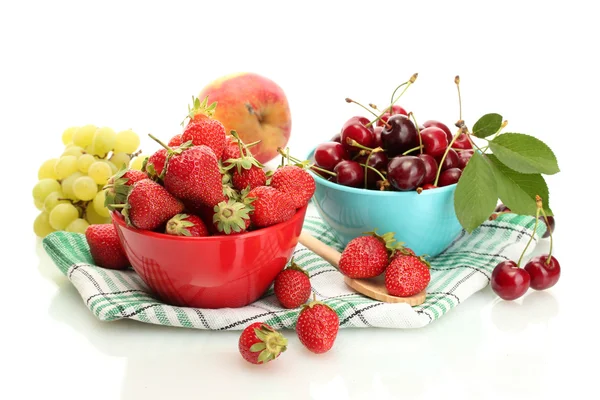 Érett szamóca és a cseresznye bogyók, tálak, szőlő és Alma elszigetelt fehér — Stock Fotó