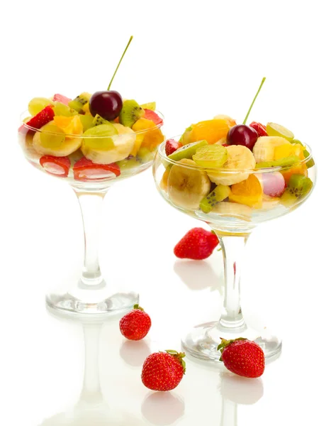 Salada de frutas frescas e morangos isolados em branco — Fotografia de Stock