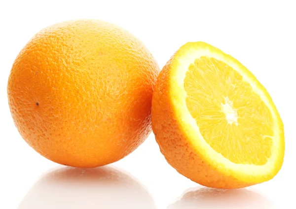 Sappige sinaasappel en de helft geïsoleerd op wit — Stockfoto