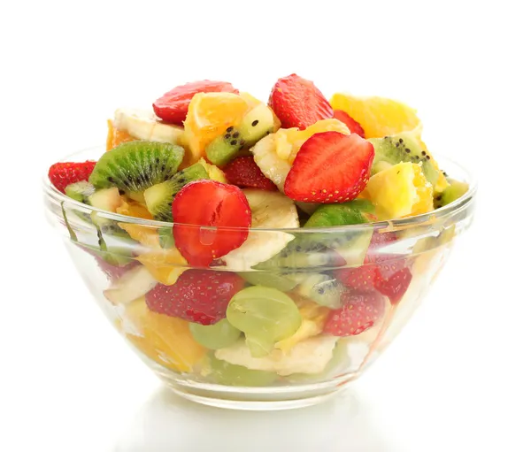 Tigela de vidro com salada de frutas frescas isoladas em branco — Fotografia de Stock