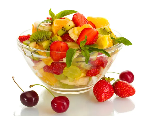 Glazen kom met een salade van vers fruit en bessen geïsoleerd op wit — Stockfoto