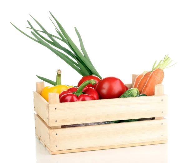 Verse groenten in krat geïsoleerd op wit — Stockfoto