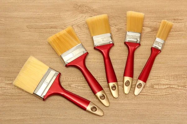 Ahşap arkaplanda boya fırçaları — Stok fotoğraf
