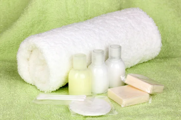 Kit servizi dell'hotel su asciugamano — Foto Stock