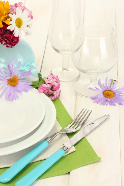 Instelling van de tabel van de mooie vakantie met bloemen — Stockfoto