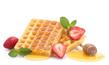Tatlım, çilek ve üzerinde beyaz izole nane ile Belçika waffle