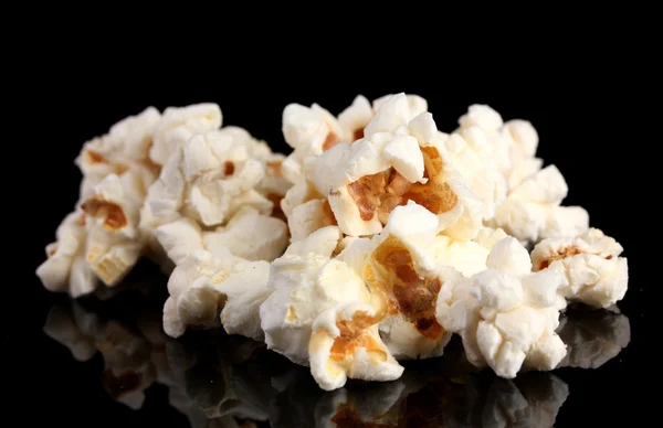Popcorn na czarnym tle — Zdjęcie stockowe