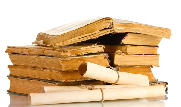 Hromadu starých knih a posun izolovaných na bílém — Stock fotografie