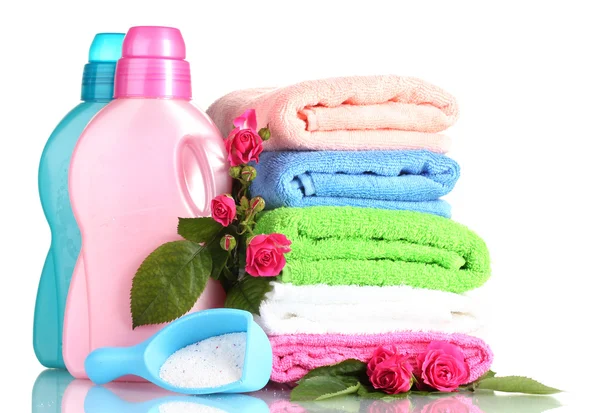 Detergente con polvo de lavado y toallas aisladas en blanco —  Fotos de Stock