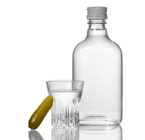 Bottiglia di vodka e bicchiere da vino con cetriolo isolato su bianco — Foto Stock