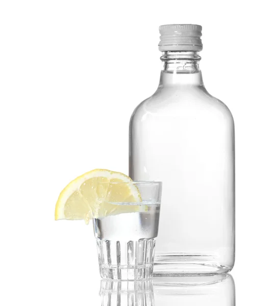 Üveg vodka és borospohár citrom elszigetelt fehér — Stock Fotó