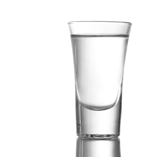 Vetro di vodka isolato su bianco — Foto Stock