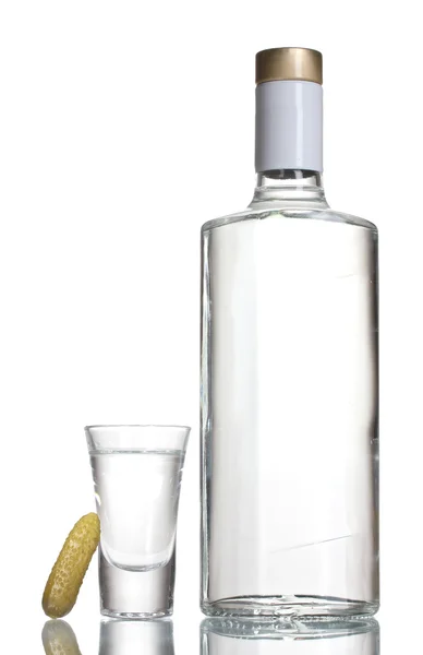 Пляшка горілки та келиха з огірком ізольовані на білому — стокове фото