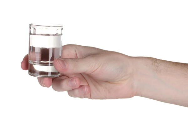 Main d'homme tenant un verre avec vodka isolé sur blanc — Photo