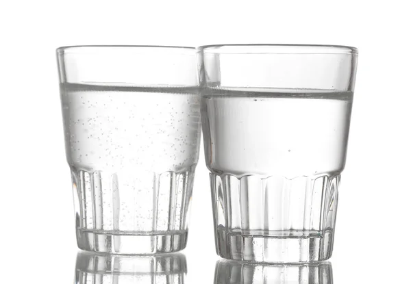 白で隔離されるウォッカの 2 枚のガラス — ストック写真