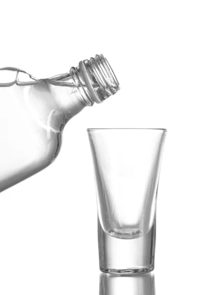 Wodka gegoten in een glas geïsoleerd op wit — Stockfoto