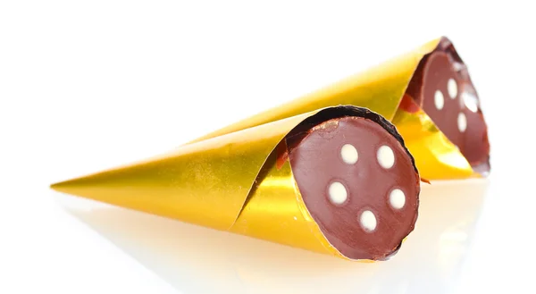 Шоколадні цукерки у формі рогу в золотому пакеті ізольовані на білому — стокове фото