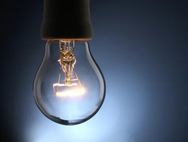 En tänd glödlampa isolerad på vit — Stockfoto