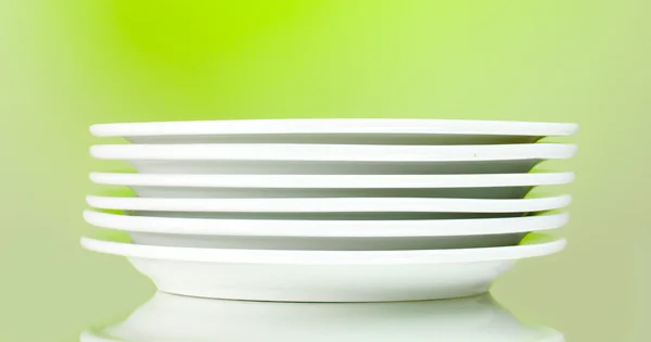 녹색 배경에 깨끗 한 접시 — 스톡 사진