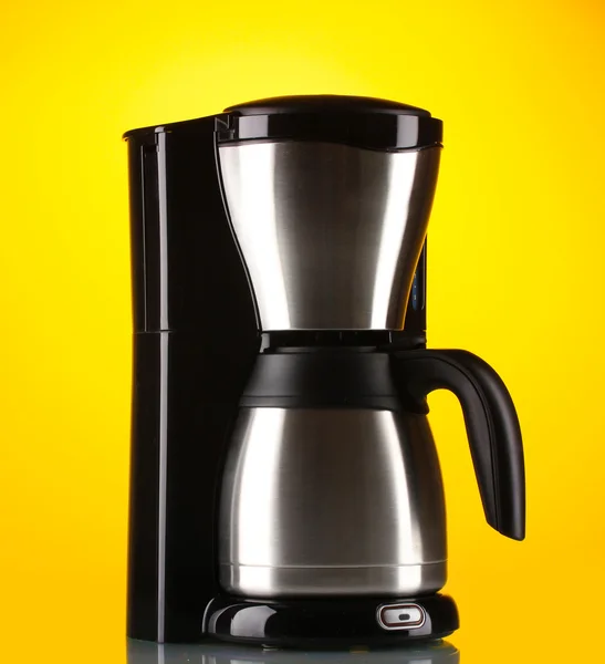 Máquina de café no fundo amarelo — Fotografia de Stock