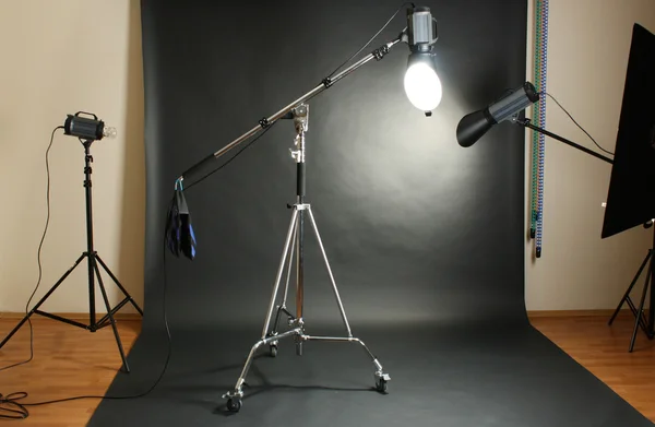 Studio blixt med bakgrunden reflektor på svart bakgrund — Stockfoto