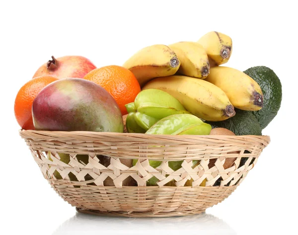 Sortiment exotického ovoce v košíku izolovaných na bílém — Stock fotografie