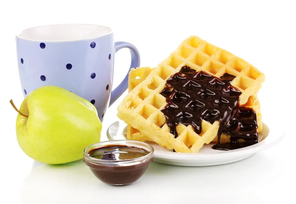 Waffles saborosos com chocolate na placa isolada em branco — Fotografia de Stock