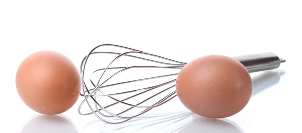 Kovové šlehací metla pro šlehání vajec a hnědé vejce izolovaných na bílém — Stock fotografie