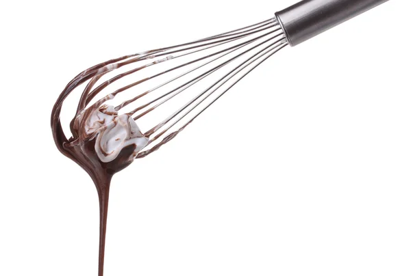 Batedor de metal para bater ovos com creme de chocolate isolado em branco — Fotografia de Stock
