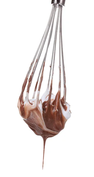 Metal çırpma teli ile üzerine beyaz izole krem çikolata yumurta çırpma için — Stok fotoğraf
