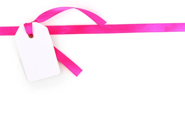 Etiqueta regalo en blanco con cinta de satén rosa aislada en blanco — Foto de Stock