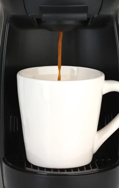Μηχανή espresso που ρίχνει καφέ στο φλιτζάνι λευκό — Φωτογραφία Αρχείου