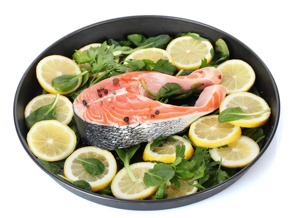 Červené ryby s citronem, petržel a pepř na desce izolovaných na bílém — Stock fotografie