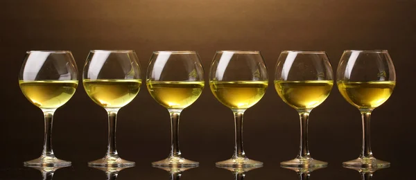 Sklenice na víno na hnědé pozadí — Stock fotografie