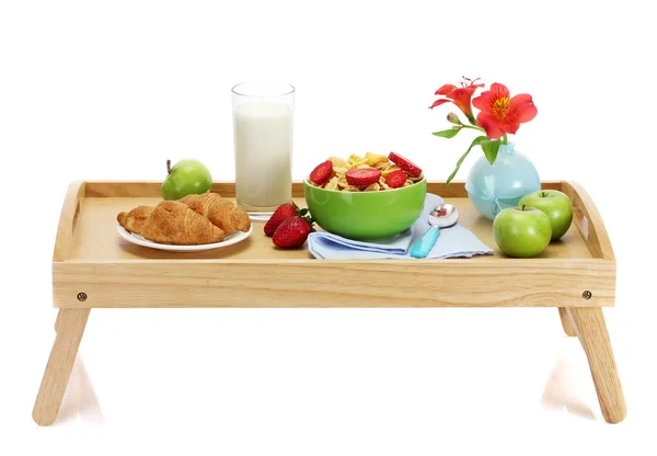 Lehká snídaně na dřevěný tác izolovaných na bílém — Stock fotografie