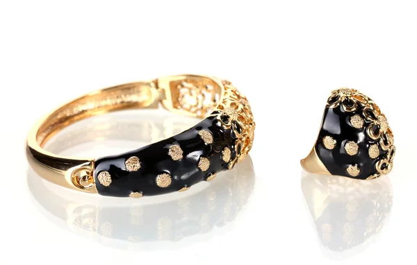 Bellissimo braccialetto d'oro e anello isolato su bianco — Foto Stock